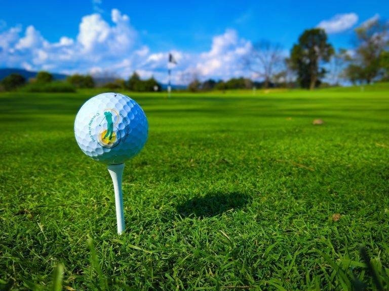 Golf, clubes y el mejor slogan para hacer socios
