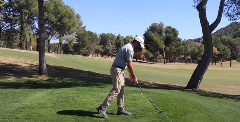 Un ejercicio para mejorar la secuencia de subida y rotación en el swing de golf