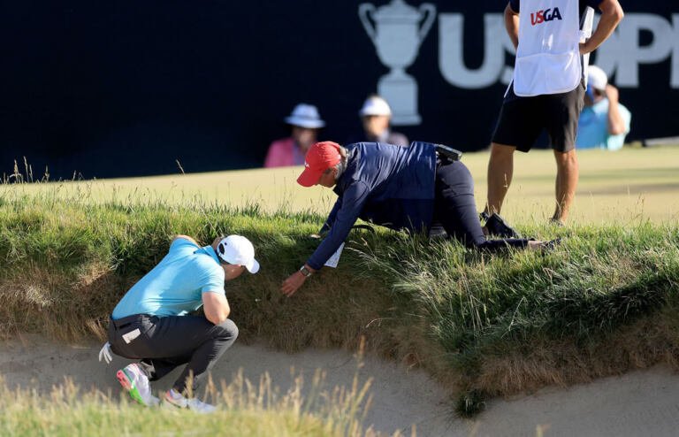 Rory McIlroy y su dropeo en el hoyo 14 de la última vuelta del US Open